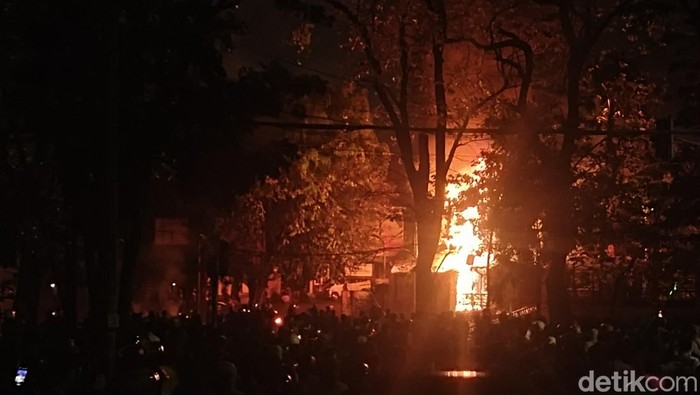 Mess DPR RI di Bandung dibakar massa