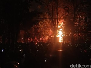 Massa Masih Bertahan, Pospam hingga Videotron DPRD Jabar Dibakar