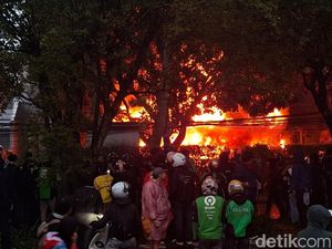 Saat Damkar Bandung Memilih Bertahan atau Pulang di Malam 29 Agustus