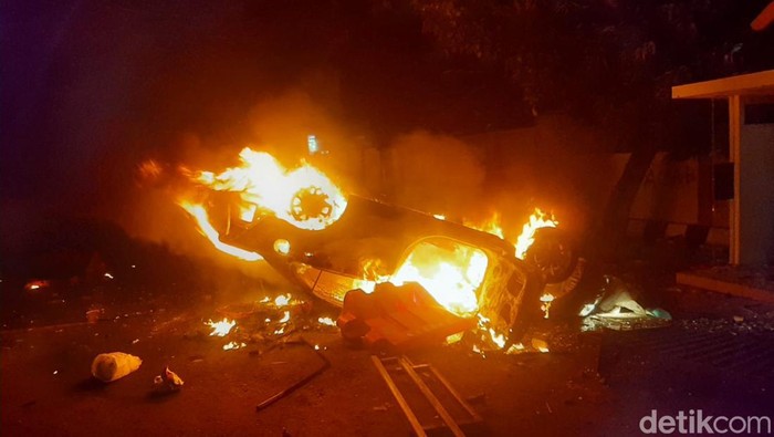 Mobil terbakar di Polda DIY saat aksi solidaritas untuk mendiang Affan di Jogja, Jumat (29/8/2025).