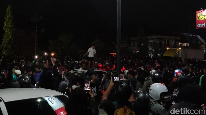 Mobil polisi di Polda DIY rusak dimassa, Jumat (29/8/2025).