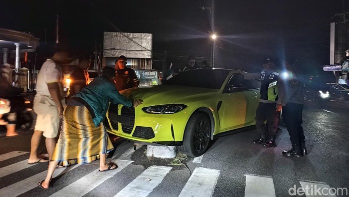 Mobil sport diduga milik Wabup Blitar nyangkut