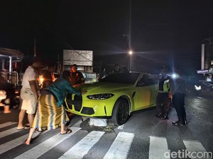 Mobil Sport Nyangkut di Pembatas Jalan, Diduga Milik Wabup Blitar