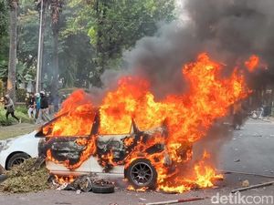 Mobil Terbakar di Demo Markas Brimob Kwitang, Asap Hitam Membubung