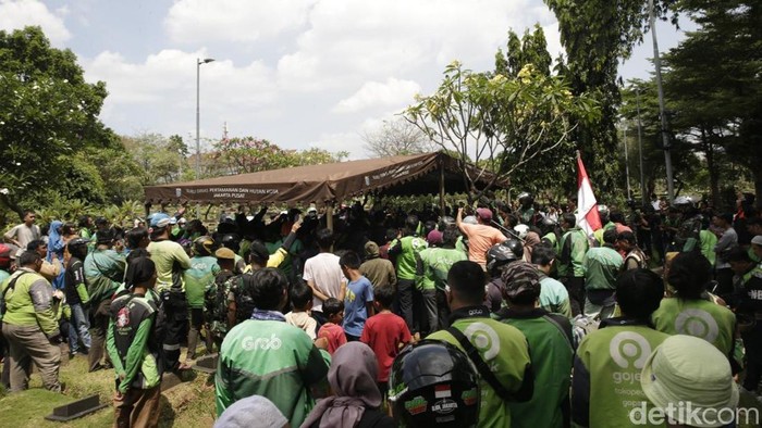 Momen Mengharukan, Ribuan Ojol Antar Jenazah Affan Kurniawan ke Peristirahatan Terakhir Suasana haru menyelimuti prosesi pemakaman Affan Kurniawan, pengemudi ojek online (ojol) yang tewas terlindas kendaraan taktis (rantis) Brimob saat pengamanan aksi unjuk rasa di Jakarta, Kamis (28/8/2025) malam. Ribuan rekan seprofesi mengiringi jenazah almarhum dari rumah duka hingga ke Tempat Pemakaman Umum (TPU) Karet Bivak, Jakarta Pusat, Jumat (29/8/2025).