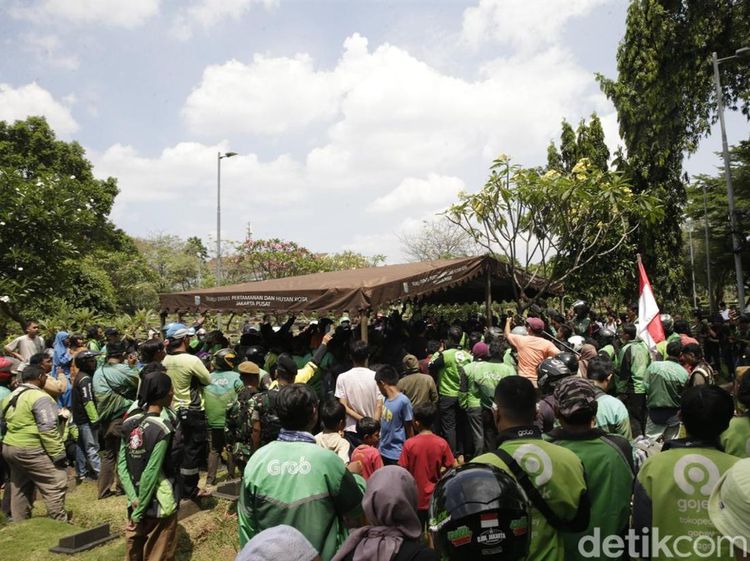 Momen Mengharukan, Ribuan Ojol Antar Jenazah Affan Kurniawan ke Peristirahatan Terakhir