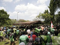 Momen Mengharukan, Ribuan Ojol Antar Jenazah Affan Kurniawan ke Peristirahatan Terakhir