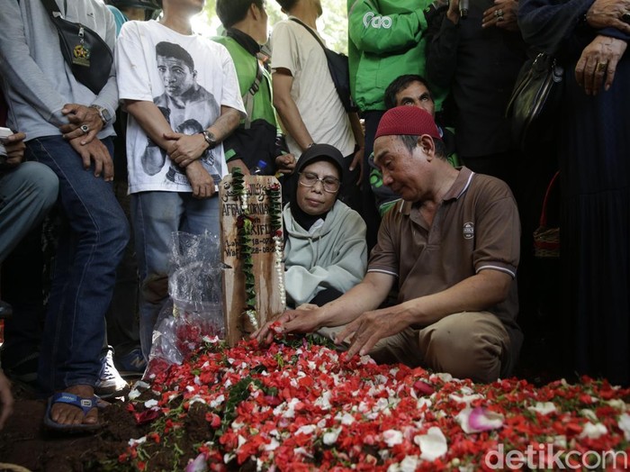 Suasana haru menyelimuti prosesi pemakaman Affan Kurniawan, pengemudi ojek online (ojol) yang tewas terlindas kendaraan taktis (rantis) Brimob saat pengamanan aksi unjuk rasa di Jakarta, Kamis (28/8/2025) malam. Ribuan rekan seprofesi mengiringi jenazah almarhum dari rumah duka hingga ke Tempat Pemakaman Umum (TPU) Karet Bivak, Jakarta Pusat, Jumat (29/8/2025).