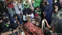 Ribuan rekan seprofesi mengiringi jenazah almarhum dari rumah duka hingga ke Tempat Pemakaman Umum (TPU) Karet Bivak, Jakarta Pusat, Jumat (29/8/2025).