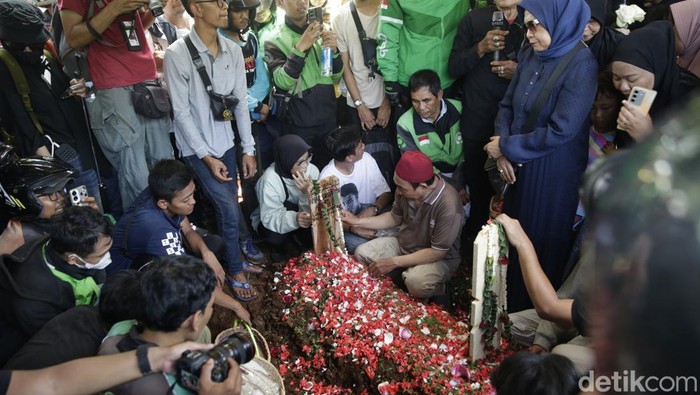 Momen Mengharukan, Ribuan Ojol Antar Jenazah Affan Kurniawan ke Peristirahatan Terakhir Suasana haru menyelimuti prosesi pemakaman Affan Kurniawan, pengemudi ojek online (ojol) yang tewas terlindas kendaraan taktis (rantis) Brimob saat pengamanan aksi unjuk rasa di Jakarta, Kamis (28/8/2025) malam. Ribuan rekan seprofesi mengiringi jenazah almarhum dari rumah duka hingga ke Tempat Pemakaman Umum (TPU) Karet Bivak, Jakarta Pusat, Jumat (29/8/2025).