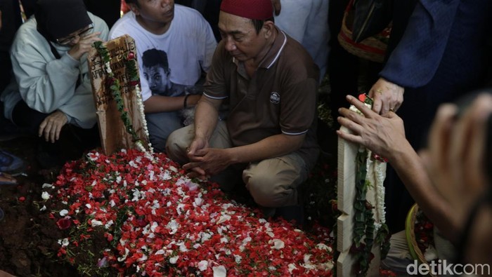 Suasana haru menyelimuti prosesi pemakaman Affan Kurniawan, pengemudi ojek online (ojol) yang tewas terlindas kendaraan taktis (rantis) Brimob saat pengamanan aksi unjuk rasa di Jakarta, Kamis (28/8/2025) malam. Ribuan rekan seprofesi mengiringi jenazah almarhum dari rumah duka hingga ke Tempat Pemakaman Umum (TPU) Karet Bivak, Jakarta Pusat, Jumat (29/8/2025).