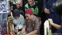 Jenazah tiba di TPU Karet Bivak dan dimakamkan di Blok AA1. Isak tangis keluarga dan doa ribuan ojol mengiringi kepergian almarhum ke tempat peristirahatan terakhir.
