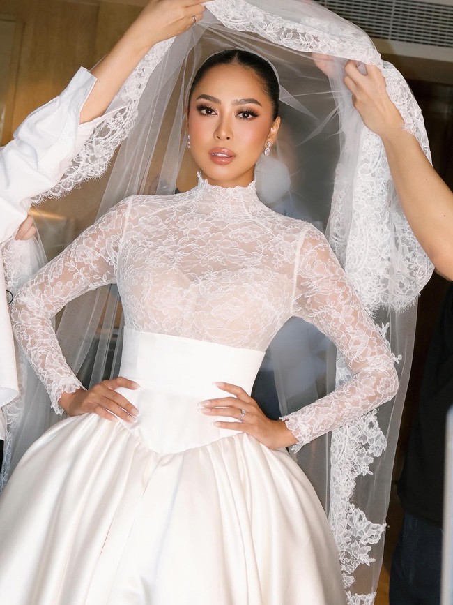 Maria terlihat menawan dan elegan dengan ball gown putih. Wanita 34 tahun juga melengkapi penampilannya dengan veil transparan yang menambah kesan dramatis. Foto: Instagram
