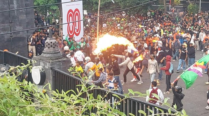Penampakan demo yang berujung ricuh di depan Mapolda Jateng, Jumat (29/8/2025).