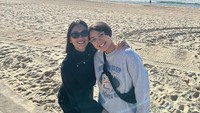 makasih banyak ya.. 2 hari selama disana happy banget bisa diajak sarapan depan pantai,jalan2 keliling sydney,dianter jemput,dianter beli koper,dibeliin nasi + laukpauk pas lagi riweeh nggak sempet makan siang i lopyupul pokoknya…, jelas Nola. Foto: dok instagram Nola B3