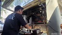 Alif, barista Nomade, menyebut mereka tak hanya hadir di jalanan. Sesekali Nomade Coffee juga bisa diboyong dan dihadirkan pada acara-acara tertentu seperti pernikahan, kegiatan sosial, atau kebutuhan perkantoran. Foto: Tim detikfood