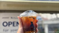 Menggunakan campuran biji kopi 70:30 antara Flores dan Temanggung, hasil kopi Americanonya tak terlalu asam maupun pahit. Racikannya semakin segar setelah ditambah madu yuzu untuk menu Yuzu Americano. Foto: Tim detikfood