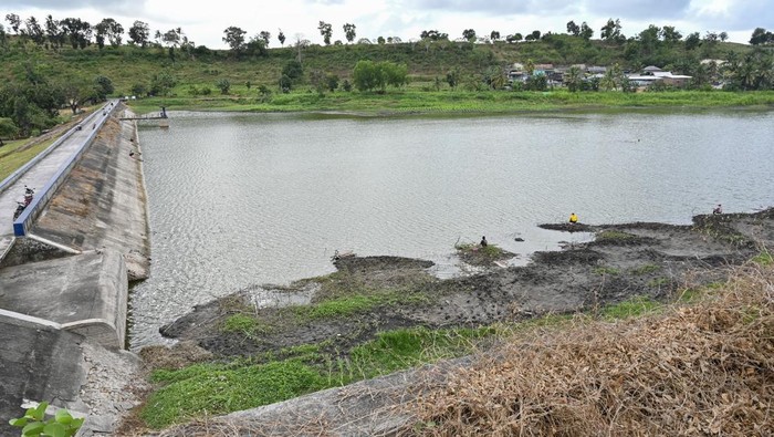 NTB Terancam Kekeringan, BMKG Ingatkan Warga untuk Hemat Air Warga memancing di embung Pengkemit yang debit airnya berkurang di Desa Pengengat, Kecamatan Pujut, Lombok Tengah, NTB, Jumat (29/8/2025). Badan Meteorologi dan Geofisika (BMKG) NTB mengeluarkan peringatan dini terkait potensi kekeringan meteorologi (iklim) di sejumlah wilayah NTB seperti di Kabupaten Dompu, Bima, Sumbawa dan masyarakat perlu mewaspadai adanya potensi bencana hidrometeorologi kekeringan serta bencana kebakaran hutan, lahan dan masyarakat diimbau agar dapat menggunakan air secara bijak, efektif dan efisien. ANTARA FOTO/Ahmad Subaidi