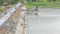 Selain kekeringan, BMKG juga mengingatkan adanya potensi bencana hidrometeorologi lainnya, seperti kebakaran hutan dan lahan (karhutla). Masyarakat pun diimbau untuk menggunakan air secara bijak, efektif, dan efisien demi mengantisipasi dampak musim kering yang lebih panjang. ANTARA FOTO/Ahmad Subaidi