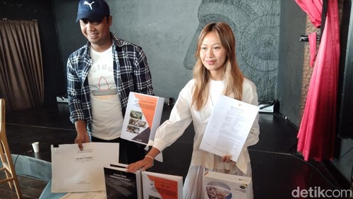 Gede Wahyu Harianto (kiri) didampingi Ida Ayu Astari Prada saat menunjukkan dokumen perizinan Nuanu Creative City, Jumat (29/8/2025).