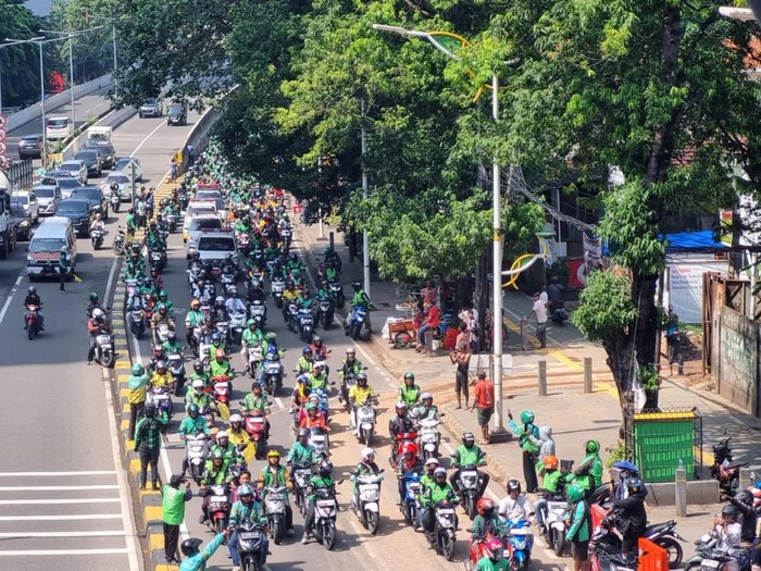 Massa ojol kawal Jenazah Affan Kurniawan, pengemudi ojek online (ojol) yang tewas dilindas rantis Brimob, tiba di TPU Karet Bivak.
