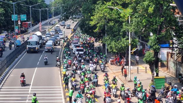 Massa ojol kawal Jenazah Affan Kurniawan, pengemudi ojek online (ojol) yang tewas dilindas rantis Brimob, tiba di TPU Karet Bivak.