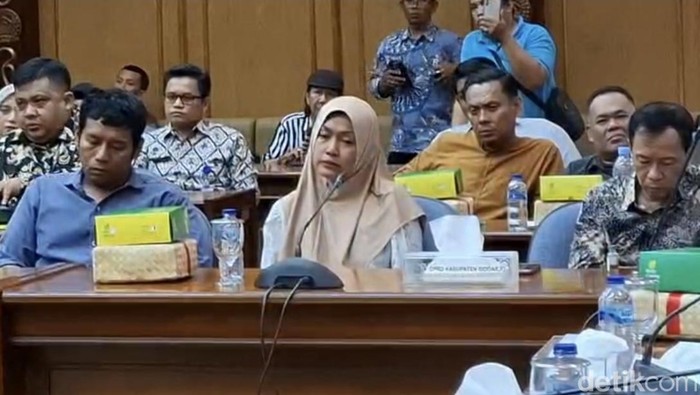 Orang tua balita korban keterlambatan penanganan kesehatan di klinik porong saat mengikuti hearing di DPRD Sidoarjo