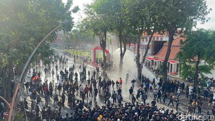 Pagar Gedung Negara Grahadi dijebol massa demo