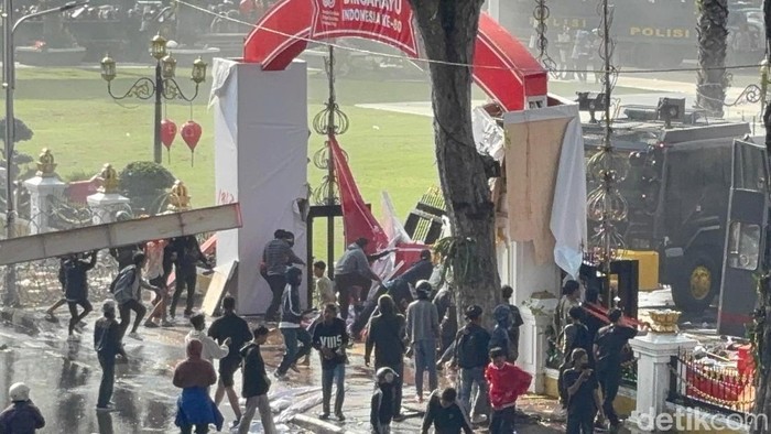 Pagar Gedung Negara Grahadi dijebol massa demo