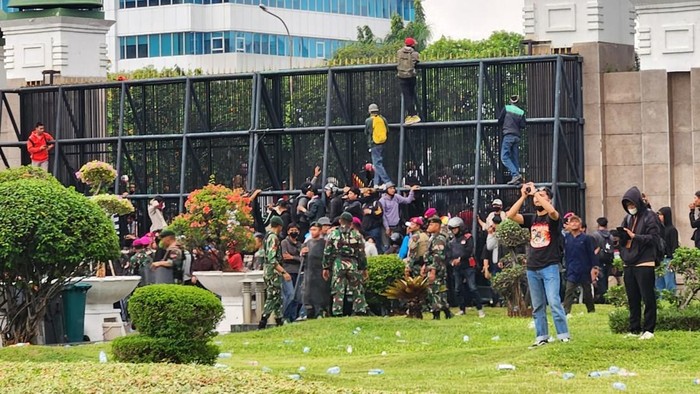 Pagar Gerbang Utama DPR dijebol massa, Jumat (29/8/2025).
