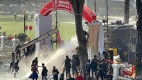 Dari pantauan detikJatim di lokasi, mayoritas massa demo memakai pakaian serba hitam. Sebagian lagi mengenakan atribut ojek online. Mereka menjebol pagar Grahadi.