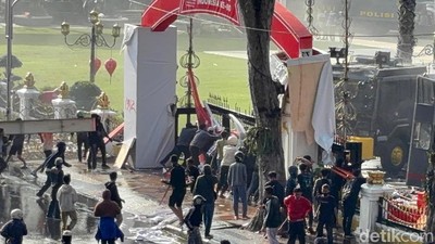 Massa Aksi Jebol Pagar Hingga Motor Terbakar di Grahadi