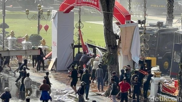 Massa Aksi Jebol Pagar Hingga Motor Terbakar di Grahadi