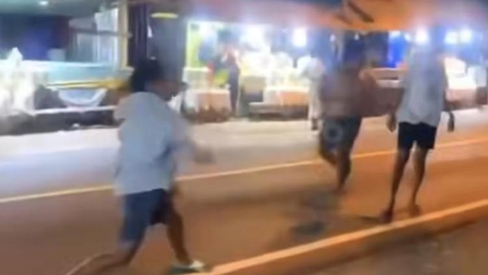 Dua kelompok pemuda terlibat aksi saling serang menggunakan batu di Jembatan Miring, Kota Palopo, Sulawesi Selatan (Sulsel).