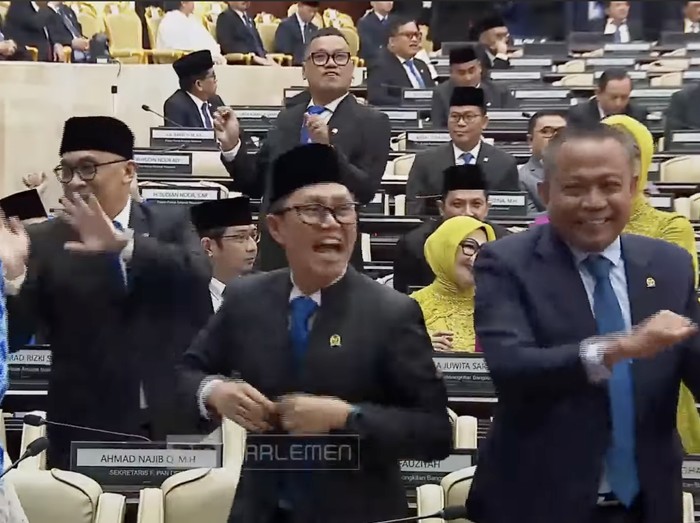 Pasha Ungu Pasha Ungu diam, gak ikut joget di DPR RI usai Sidang Tahunan MPR.