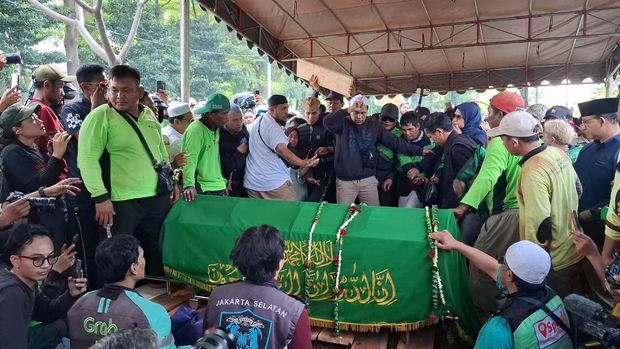 Pemakaman ojek online bernama Affan Kurniawan yang tewas dilindas mobil rantis Brimob (Belia/detikcom)