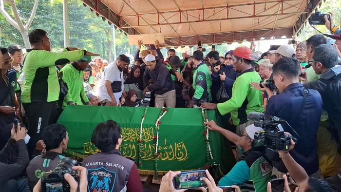 Pemakaman ojek online bernama Affan Kurniawan yang tewas dilindas mobil rantis Brimob (Belia/detikcom)