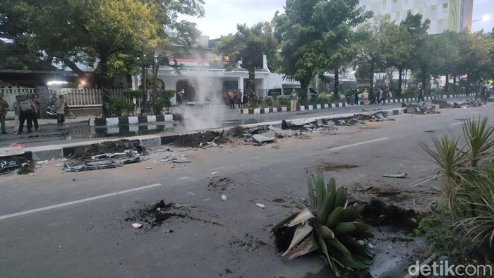 Penampakan fasum di Jalan Adisucipto Solo usai demo di Mako Brimob Solo, Jumat (29/8/2025).