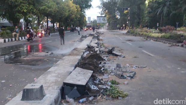 Penampakan fasum di Jalan Adisucipto Solo usai demo di Mako Brimob Solo, Jumat (29/8/2025).