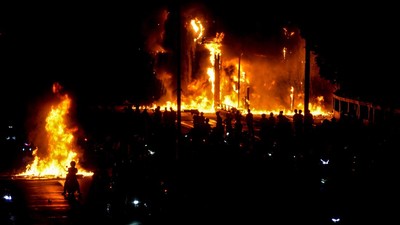 Penampakan Gerbang Tol Pejompongan Membara Dibakar Massa Demo DPR