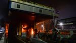Penampakan Gerbang Tol Pejompongan Membara Dibakar Massa Demo DPR