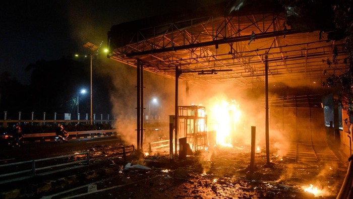Penampakan GT Pejompongan Membara Dibakar Massa Demo Penampakan Gerbang Tol Pejompongan yang dibakar saat aksi di Jakarta, Jumat (29/8/2025). ANTARA FOTO/Putra M. Akbar/rwa.