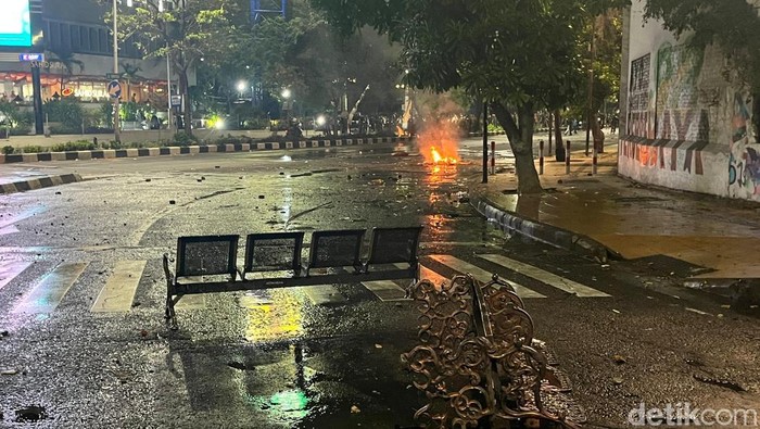 Penampakan jalan di Gubeng Surabaya usai dilalui pendemo