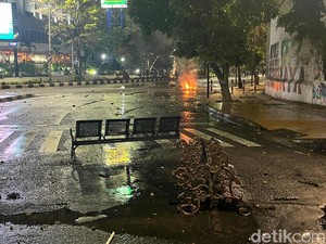 Saling Serang Pendemo Surabaya Vs Polisi, Petasan Dibalas Gas Air Mata