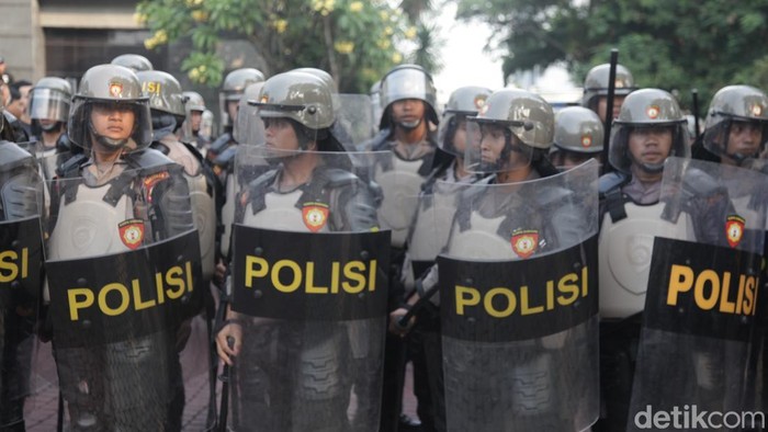 Massa mahasiswa menggelar demonstrasi mengecam tewasnya driver ojol, Affan Kurniawan, yang dilindas rantis Brimob. Demo berlangsung di Polda Metro Jaya, Jakarta, Jumat (29/8/2025). Massa mahasiswa merangsek masuk ke dalam Polda Metro Jaya. Massa dan Wakapolda Metro sempat bedialog. Demo membuat lalin Jl Sudirman, macet.