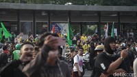 Tampak massa telah memadati jalan di depan Polda Metro Jaya.