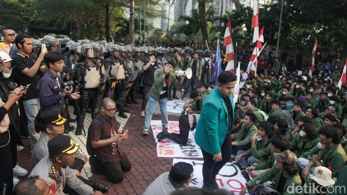 Penampakan Massa Kutuk Tewasnya Affan Kurniawan Kepung Polda Metro Massa mahasiswa menggelar demonstrasi mengecam tewasnya driver ojol, Affan Kurniawan, yang dilindas rantis Brimob. Demo berlangsung di Polda Metro Jaya, Jakarta, Jumat (29/8/2025). Massa mahasiswa merangsek masuk ke dalam Polda Metro Jaya. Massa dan Wakapolda Metro sempat bedialog. Demo membuat lalin Jl Sudirman, macet.