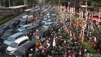 Massa mahasiswa mencoba merangsek masuk ke dalam Polda Metro Jaya. Demo membuat lalin Jalan Sudirman, macet.