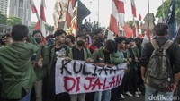 Massa mahasiswa menggelar demonstrasi di Polda Metro Jaya, Jakarta, Jumat (29/8/2025). Massa mengecam tewasnya driver ojol, Affan Kurniawan, yang dilindas rantis Brimob.