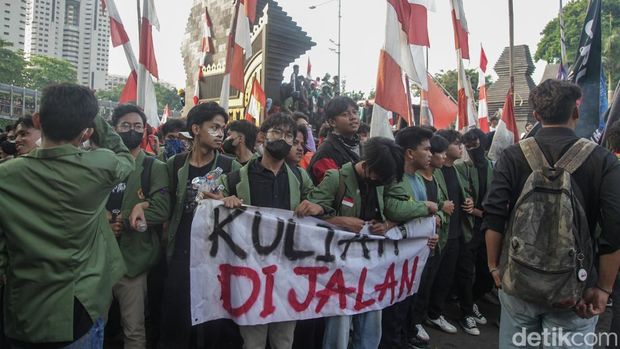 Massa mahasiswa menggelar demonstrasi mengecam tewasnya driver ojol, Affan Kurniawan, yang dilindas rantis Brimob. Demo berlangsung di Polda Metro Jaya, Jakarta, Jumat (29/8/2025). Massa mahasiswa merangsek masuk ke dalam Polda Metro Jaya. Massa dan Wakapolda Metro sempat bedialog. Demo membuat lalin Jl Sudirman, macet.